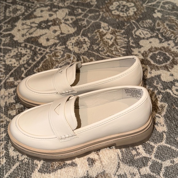 Trendy Cream Colored Loafers new with box size 5.5 - Picture 2 of 6